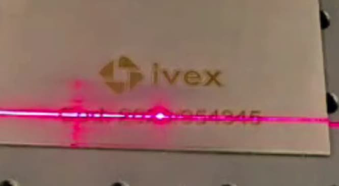 Pezzo in acciaio inox appena marcato al laser