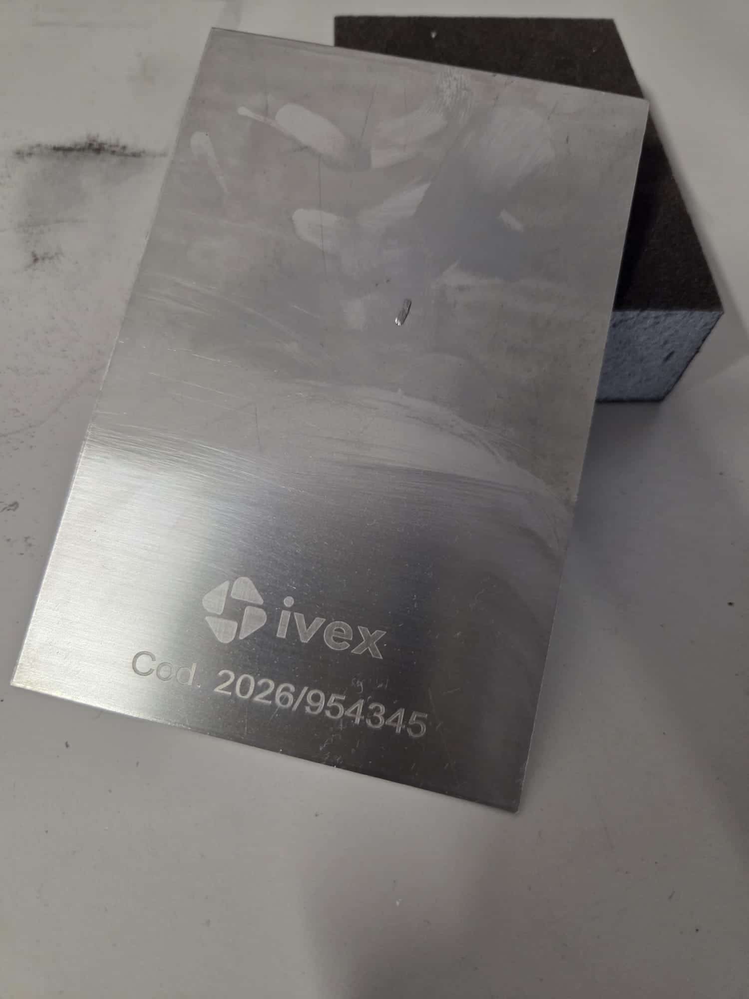 Marcatura laser su inox dopo lucidatura con spugna abrasiva