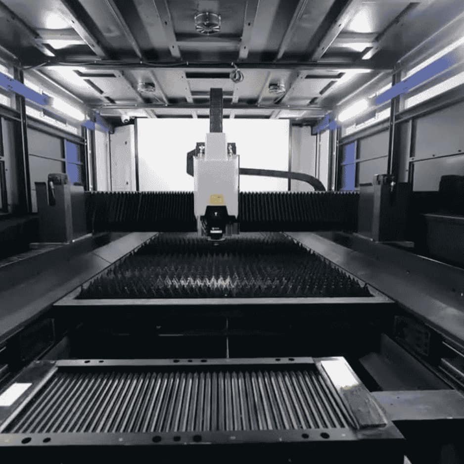 Interno macchina per taglio laser fibra IVEX