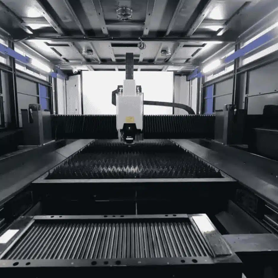 Interno macchina per taglio laser fibra IVEX